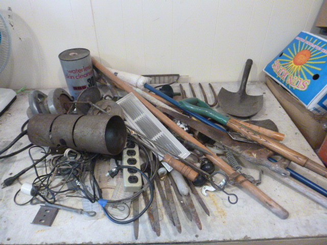 lot 243 image: Miscellaneous Garage Items