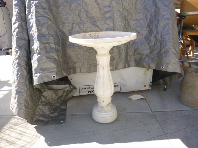 lot 253 image: Plastic Bird Bath