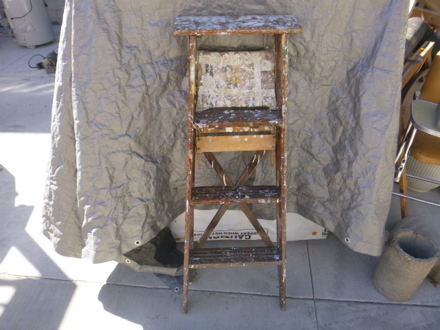 lot 263 image: Wood Step Ladder