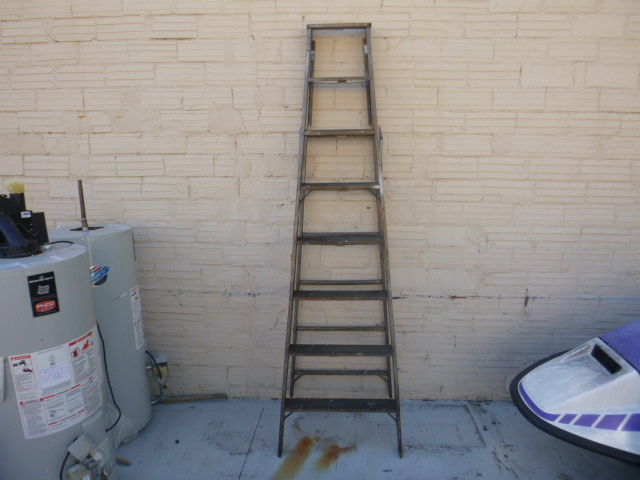 lot 274 image: Wood Step Ladder