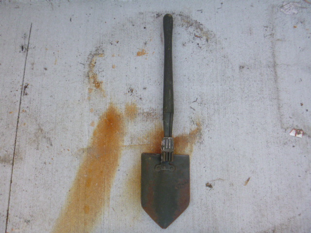 lot 294 image: Folding Shovel