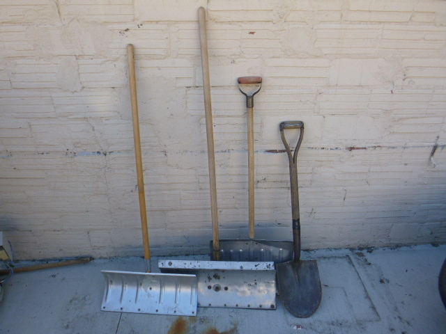 lot 300 image: 4 Shovels