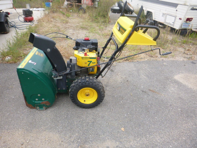 lot 4 image: Yard Man Snowblower