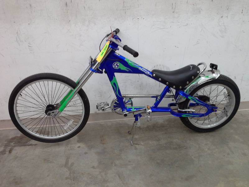 lot 8 image: Schwinn Bicycle