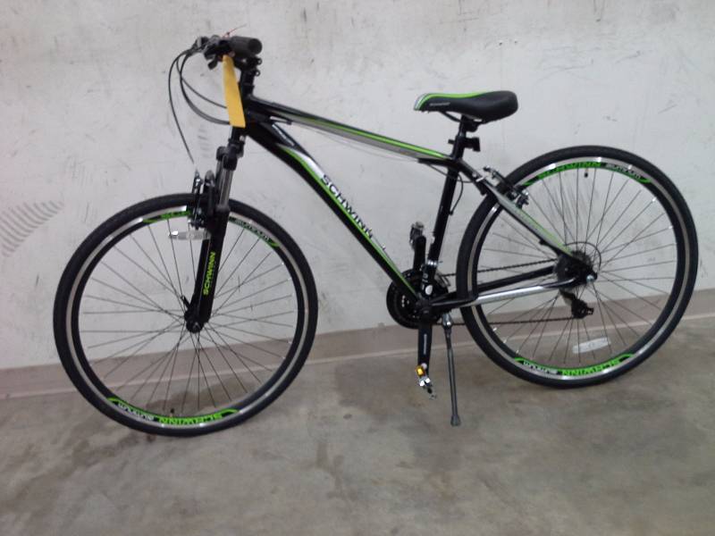 lot 16 image: Schwinn Bicycle