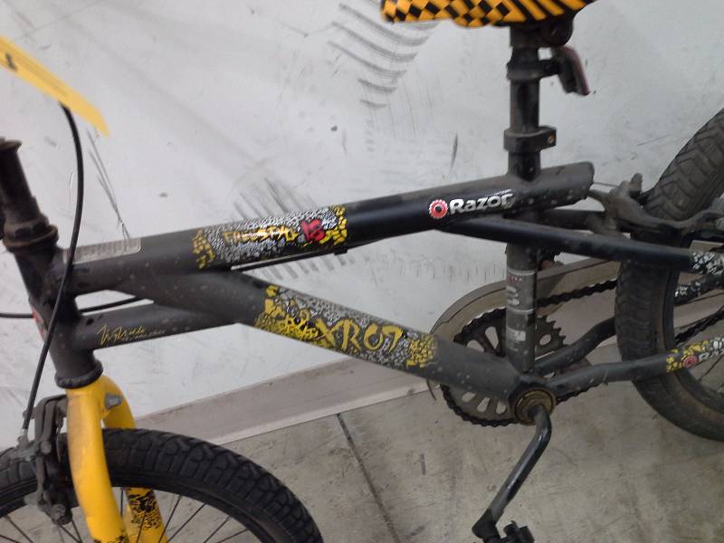 lot 41 image: Razor Bicycle