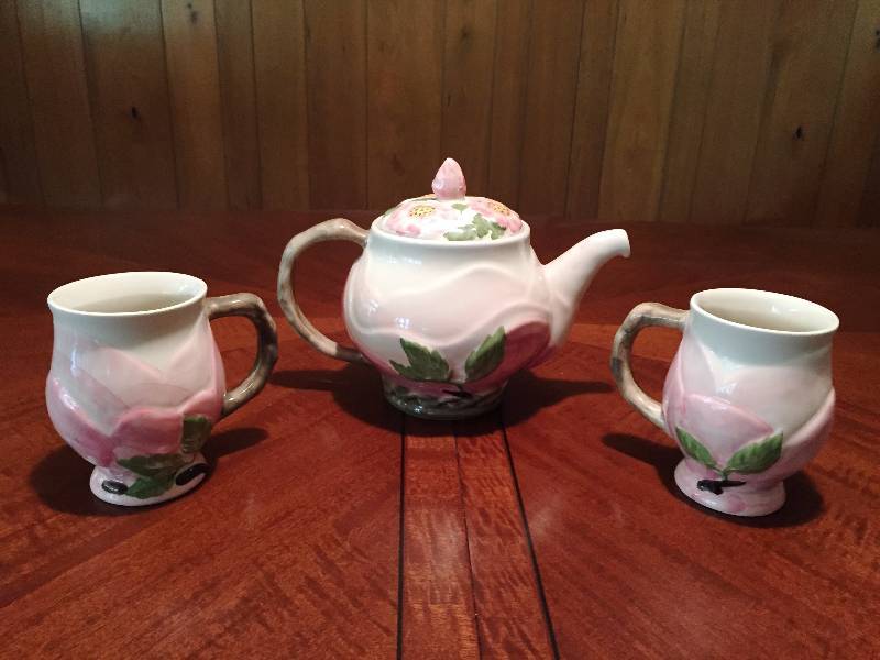 lot 036 image: Vintage Retired Franciscan China DESERT ROSE Sculpted 2 Footed Mugs Coffee Cups & Teapot Portugal