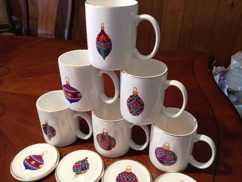 lot 050 image: Vintage Retired 12 Piece GIBSON CHRISTMAS ORNAMENT COFFEE Cocoa MUG CUP With Lids COASTERS Holiday Set