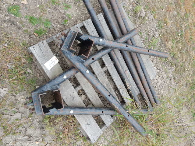 V shaped clamp on supports with extending poles