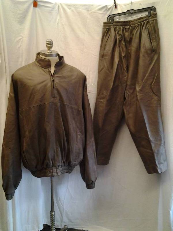 lot 8 image: Mens 2-Piece Genuine Leather