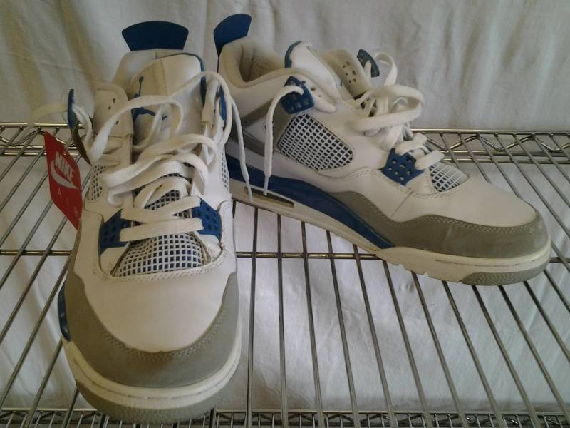 lot 4 image: Size 11-12 Air Jordan Flight