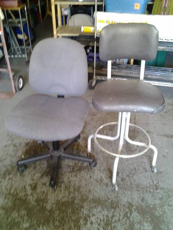 lot 41 image: Tall Stool & Office Chair (Both On Wheels)