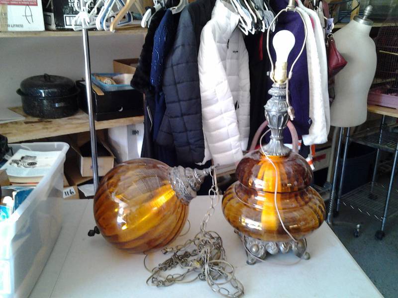 lot 88 image: Large Amber Glass Table Lamp & Hanging Light