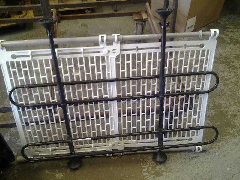 lot 89 image: Adjustable BabyPet Gate & SUV Cargo Divider