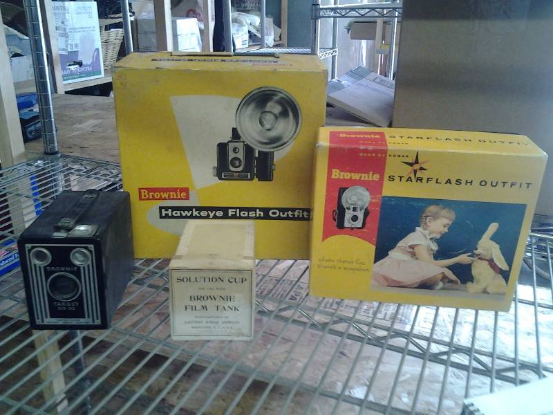 lot 99 image: Lot Of Vintage Brownie Cameras
