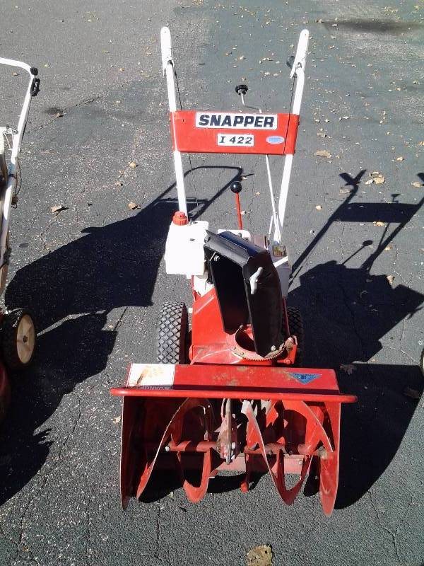 lot 33 image: Snapper I422 Snow Blower