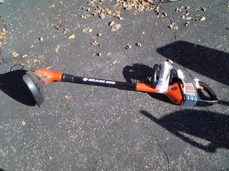 lot 35 image: Black & Decker Grass Hog Cordless Weed Whip