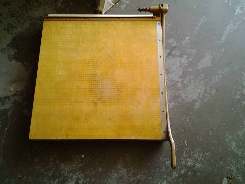 lot 42 image: Large Paper Cutter 30 inch