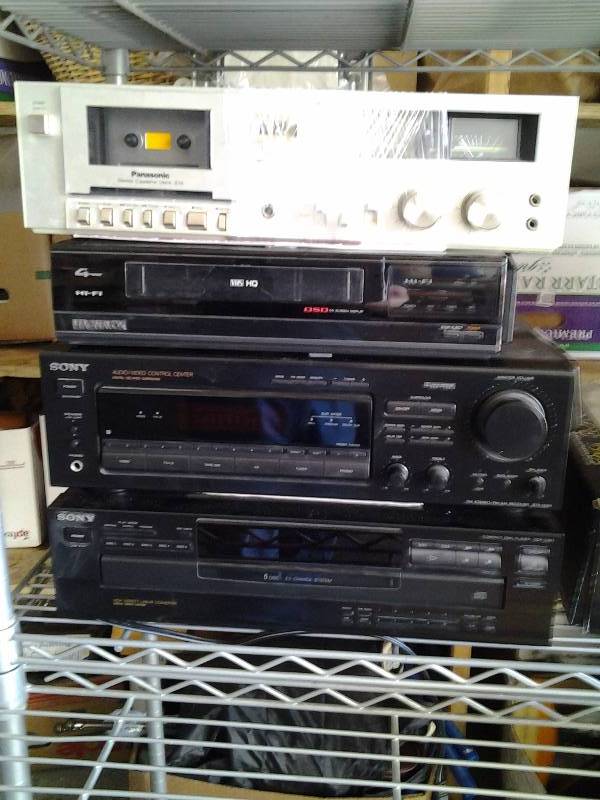 lot 43 image: 4-Old School Electronics