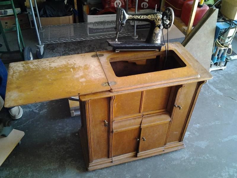 lot 53 image: Vintage Singer Treadle Sewing Machine With Cabinet