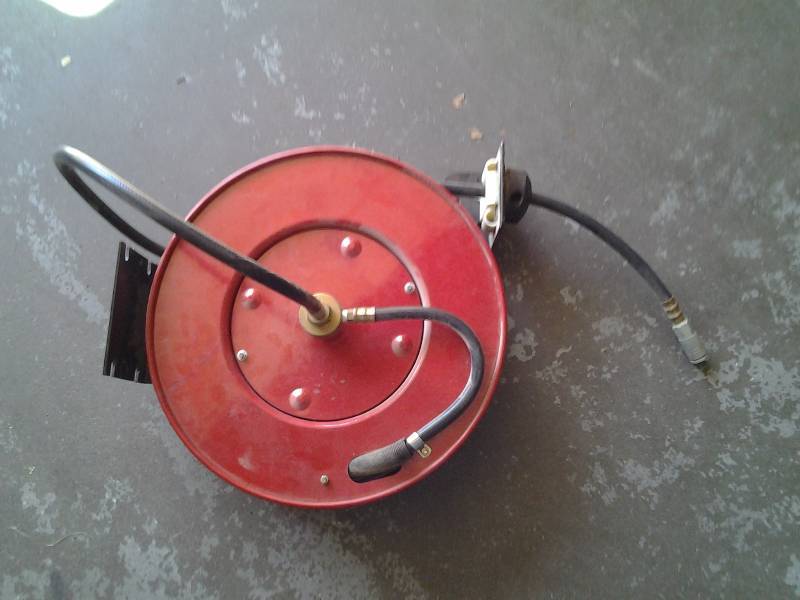 lot 61 image: Retractable Hose Reel With Hose