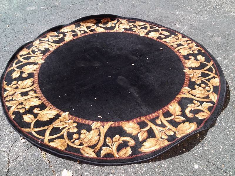 lot 72 image: Round Rug 7ft 8in