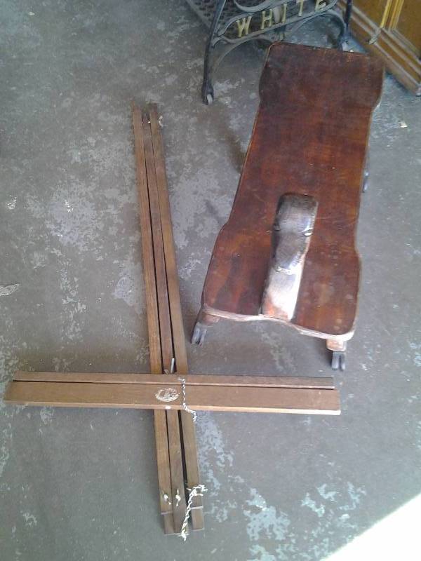 lot 81 image: Small Dog Table, Wood Easel