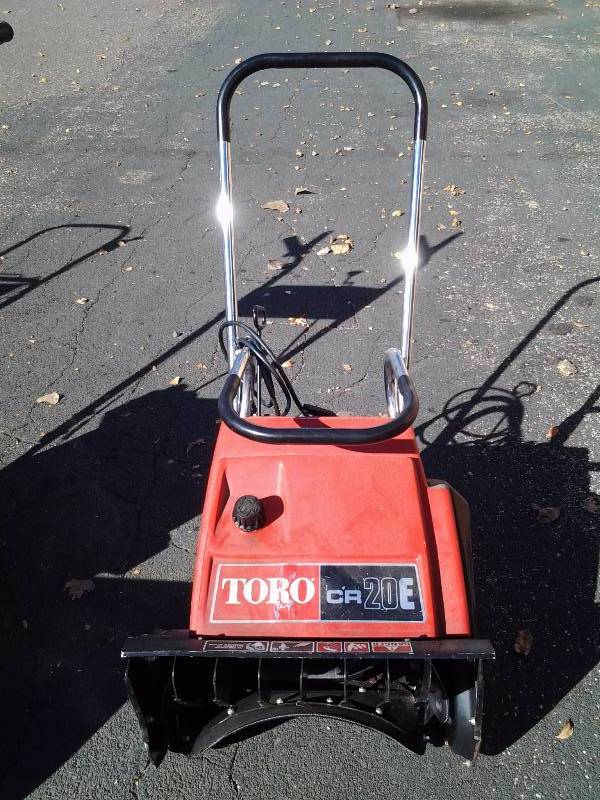 lot 32 image: Toro CR20E Snow Thrower