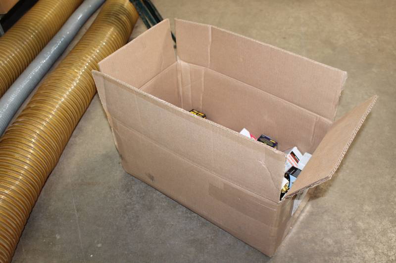 Box Lot of Miscellaneous Light Bulbs.