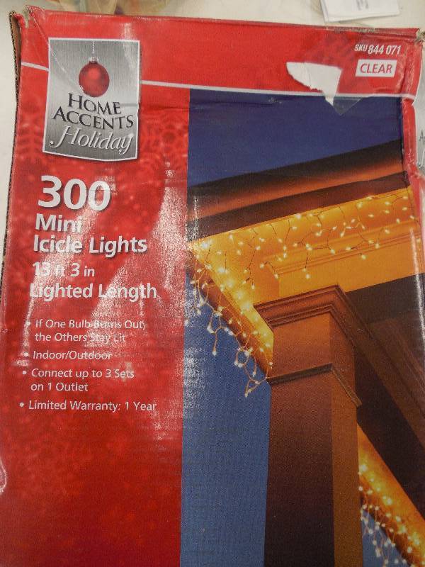 lot 68 image: 300 Mini Icicle Lights 133