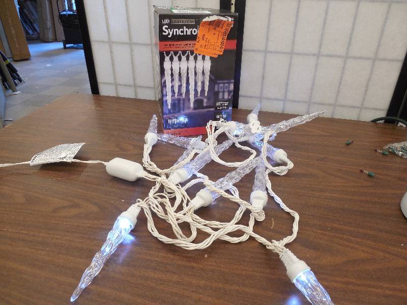 lot 10 image: 12-Light LED White Icicle Light SeT