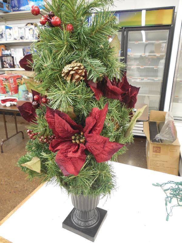lot 80 image: 2FT 8IN Pre-Lit Tree