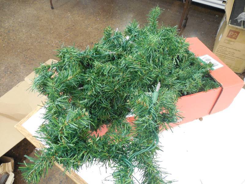lot 93 image: 25 Garland