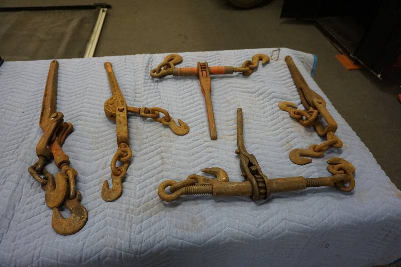 lot 5 image: Lot of Assorted ChainLoad Binders In Assorted Sizes and Styles