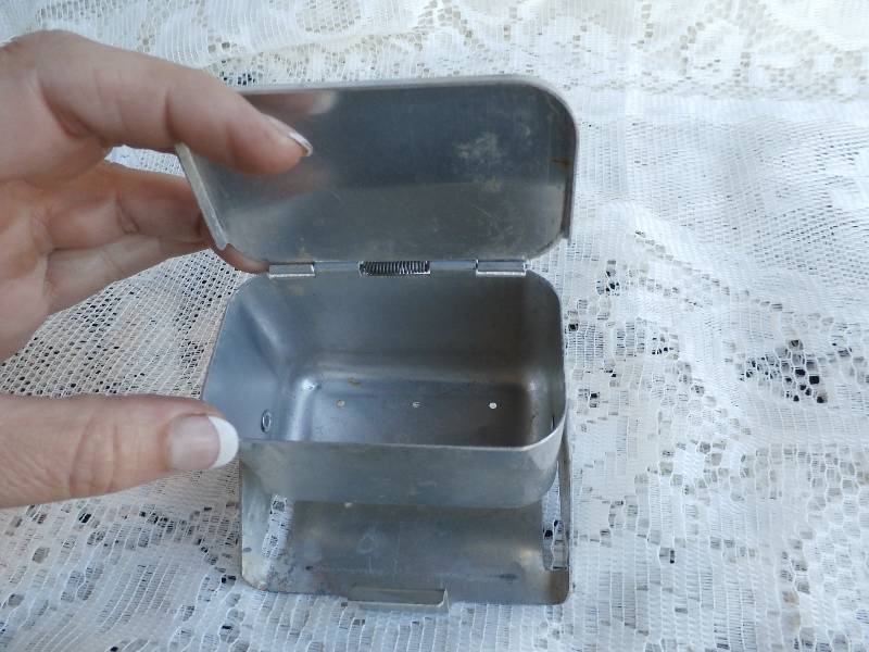 lot 82 image: H. S. Ross - Bait box
