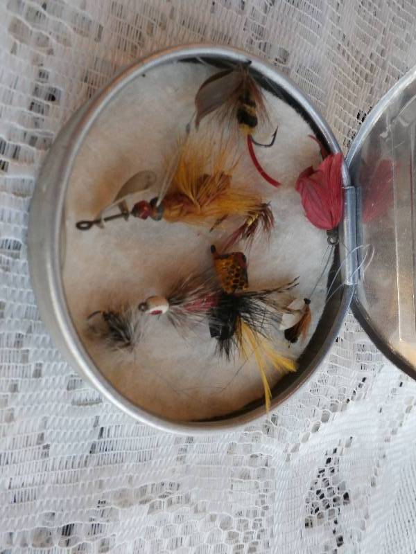 lot 84 image: Unknown Co. - Leader Box includes flies