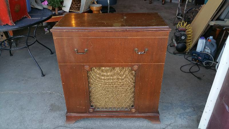 lot 2 image: Vintage Monarch Radio  Phonograph Cabinet