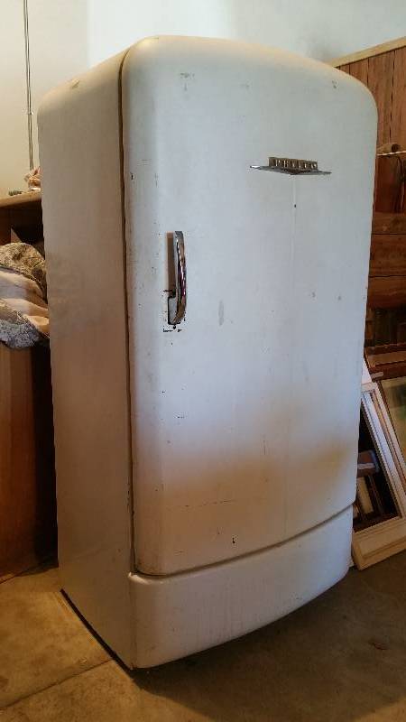 lot 5 image: Mid Century Philco Refridgerator