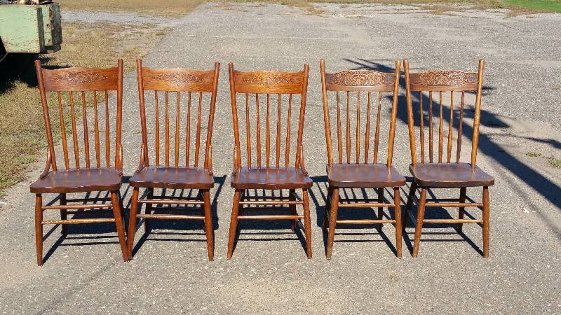lot 6 image: Group of (5) Antique Pressback Wood Chairs