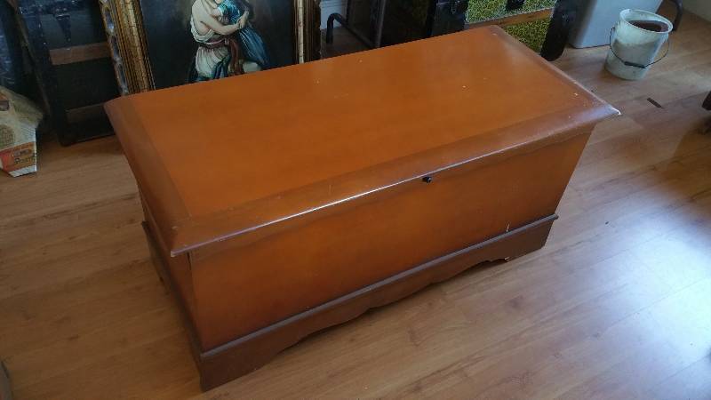 lot 11 image: Vintage Lane Cedar Chest