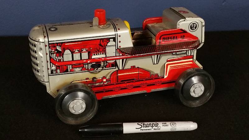 lot 23 image: Tin Litho Battery Operated Tractor