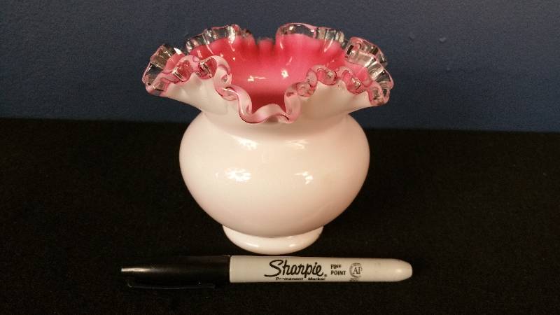 lot 88 image: Vintage Fenton Silvercrest Pink  White Ruffled Squatty Vase