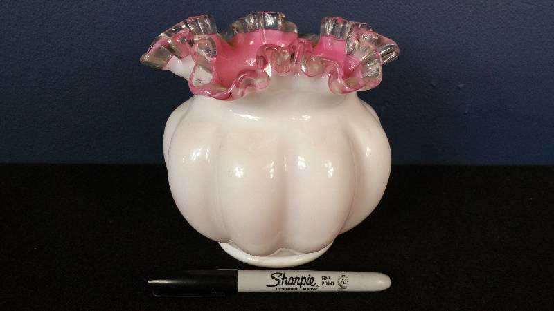 lot 89 image: Vintage Fenton Silvercrest Pink  White Ruffled Squatty Vase