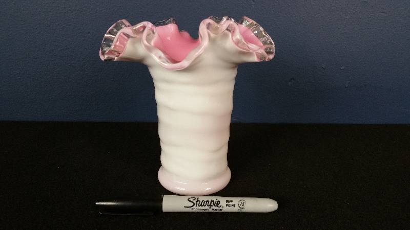 lot 92 image: Vintage Fenton Silvercrest Pink  White Ruffled Vase