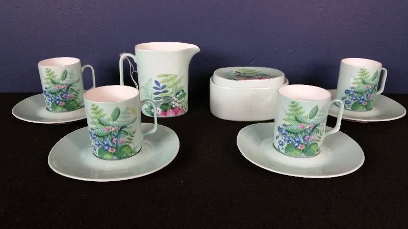 lot 103 image: Limoges Georges Boyer Vintage China Set
