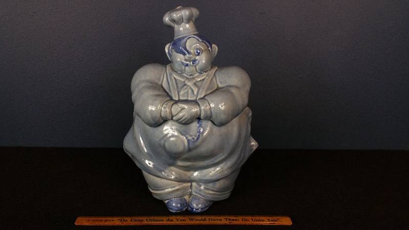 lot 104 image: Vintage Redwing Blue Chef Cookie Jar