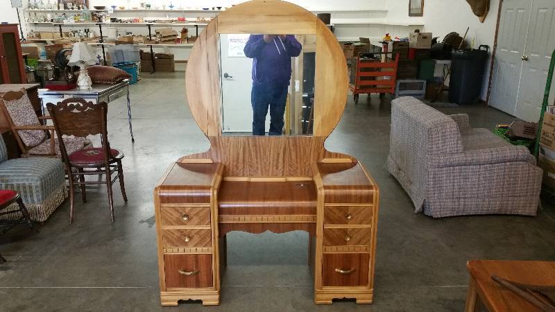 lot 16 image: Vintage Chittenden & Eastman Co Vanity