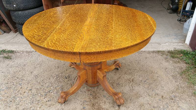 lot 17 image: Beautiful Antique Quartersawn Tiger Oak Claw Foot Table