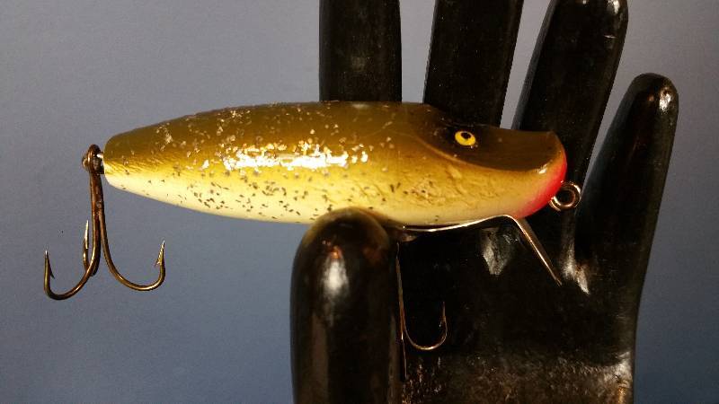 lot 130 image: Vintage Paw-Paw Painted Wooden Fishing Lure