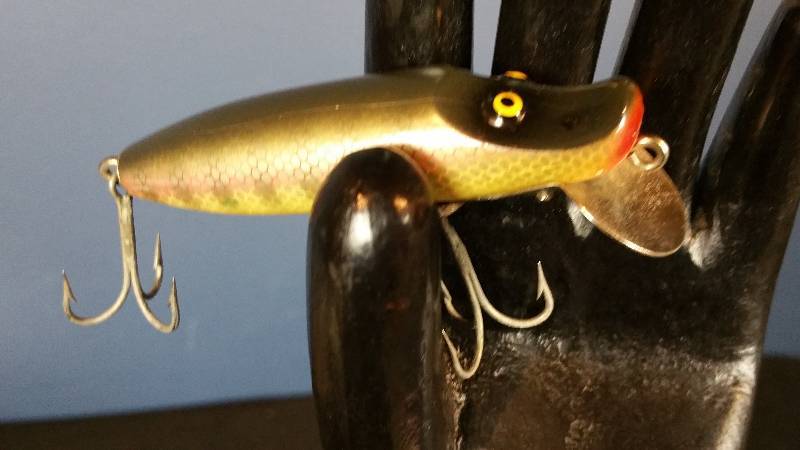 lot 135 image: Vintage Paw-Paw Painted Wooden Fishing Lure